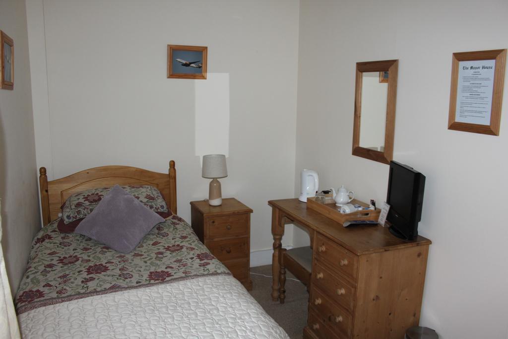 The Manor House Bed & Breakfast Crawley  Bagian luar foto