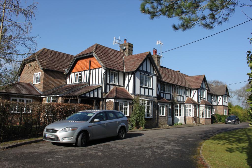 The Manor House Bed & Breakfast Crawley  Bagian luar foto