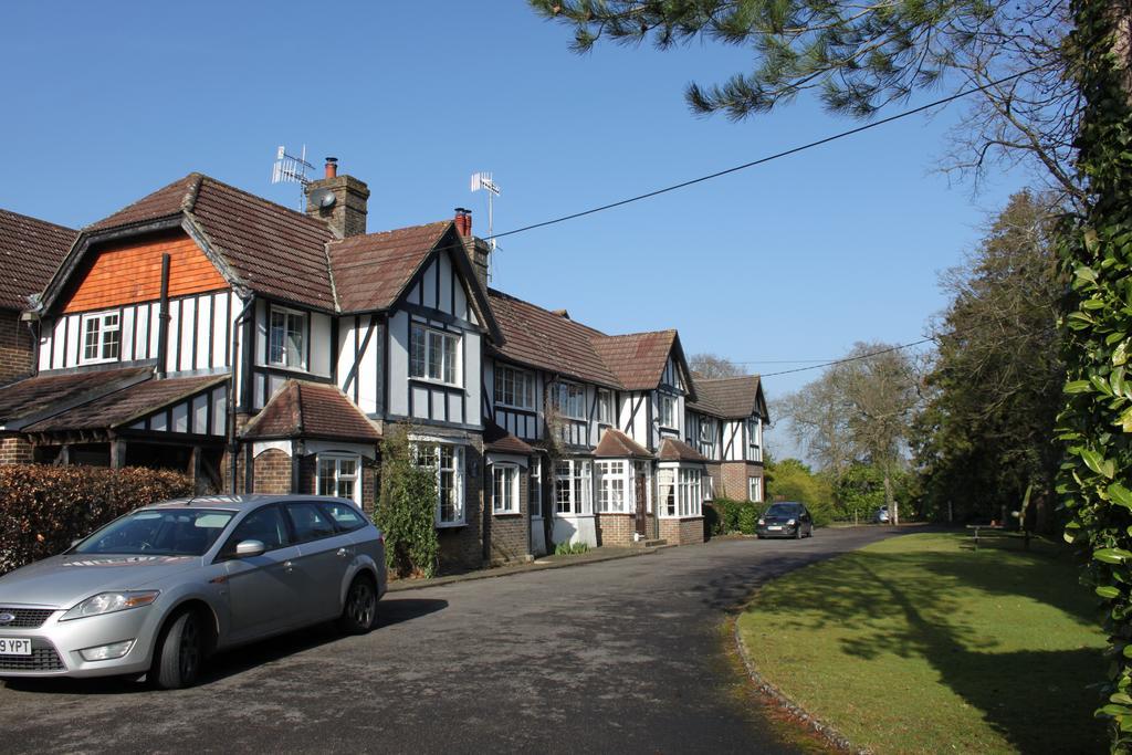 The Manor House Bed & Breakfast Crawley  Bagian luar foto