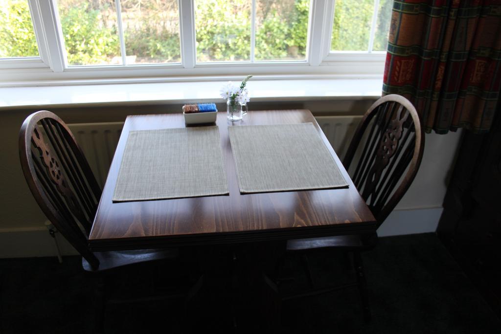 The Manor House Bed & Breakfast Crawley  Bagian luar foto